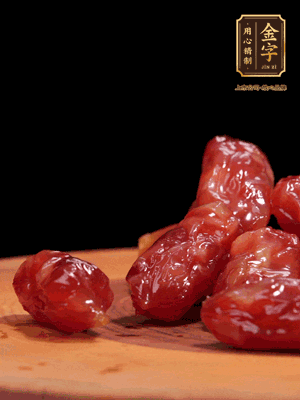 金字粒腸，一半切成片，一半保留整顆