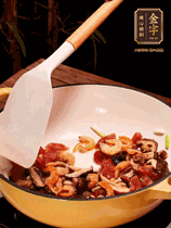 蔥白、干香菇、蝦米、香腸片略微翻炒才出香味，然后倒入料汁（生抽3勺、蠔油2勺、胡椒粉少許）、大米拌勻