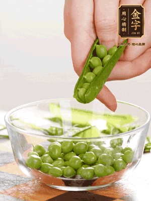 處理食材，藕切片，豌豆剝殼，菱角剝殼， 依次焯水