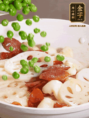 熱油下鍋，爆香香腸