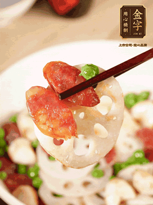 加入菱角、藕片繼續(xù)翻炒