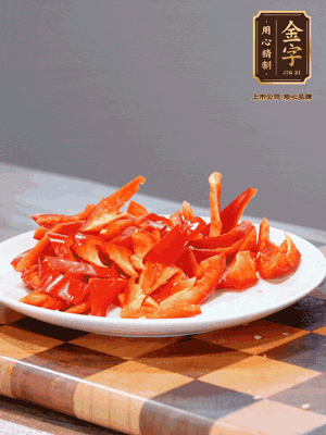 藕帶洗凈，斜切成小段備用、姜切絲、蒜切片、辣椒斜切，再切少許蒜