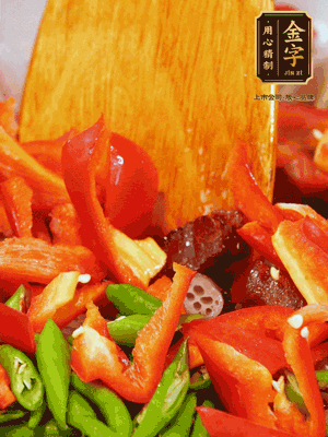 油熱后放入蒜末，下醬油肉煸香