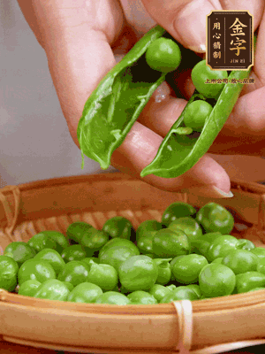 甜豆去殼，剝出甜豆米。百合小心剝成片。