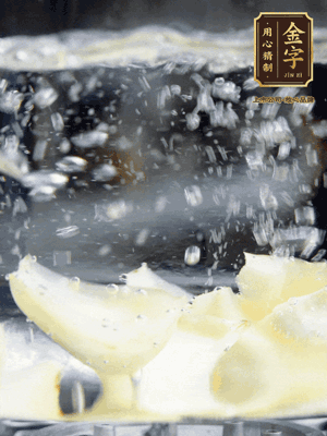 燒開一鍋水，甜豆米、百合燙10秒