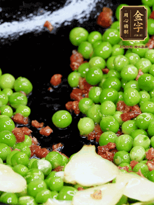 鍋內(nèi)少許油，下火腿煸香，再下甜豆米、百合翻炒，少許鹽、一點水煮到收干