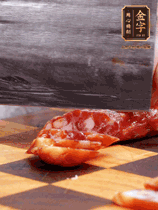 處理食材：香腸切片，土豆切塊、胡蘿卜切丁、豆角切段