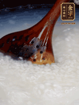 大米淘洗干凈，水開放入大米，煮3分鐘，煮到用手可以掐斷大米，撈出瀝干備用