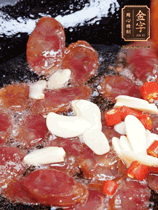 香腸煸香，加大蒜、小米辣增加香味