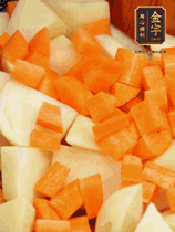 加土豆、胡蘿卜翻炒，隨后加入豆角、1勺鹽、1勺生抽、1勺蠔油、半勺老抽煸炒均勻