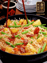 加水，沒過大部分食材。把瀝干水分的米飯均勻地鋪在上面，筷子戳幾個洞