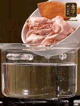 麻鴨切塊，冷水下鍋，加蔥姜、料酒焯水。撈出溫水洗凈