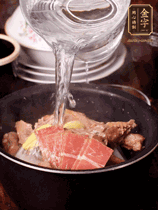 所有食材放入電飯鍋，加2勺料酒，足量的開水，按煲湯鍵煮湯