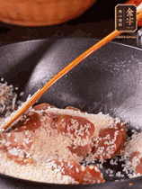 咸肉香腸下鍋煸出油脂香味，倒入洗凈的大米攪拌