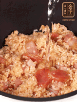 一起放入電飯鍋，加入剛好沒過食材的水。