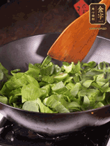 上海青切碎，用豬油炒到半熟