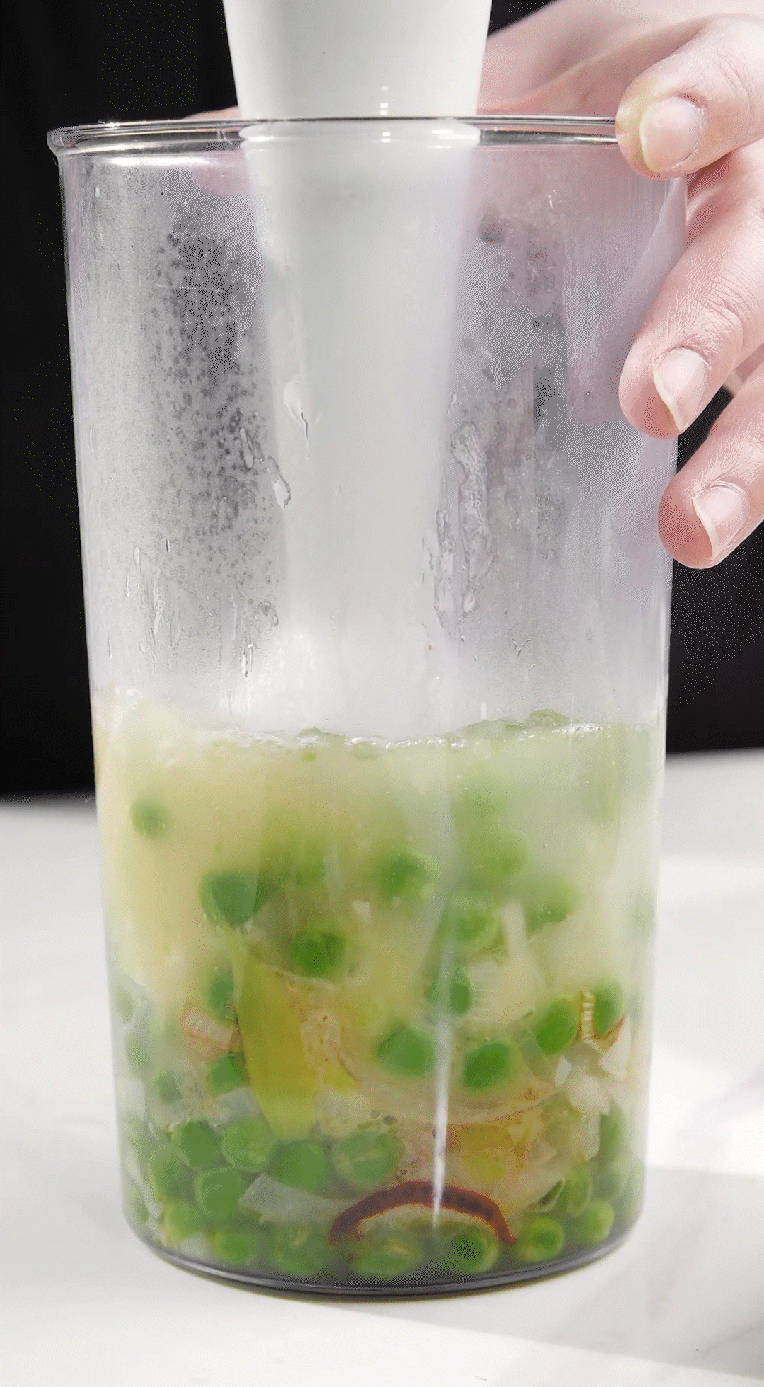 炒好的蔬菜+高湯或熱水，倒入破壁機(jī)攪打細(xì)膩絲滑即可。