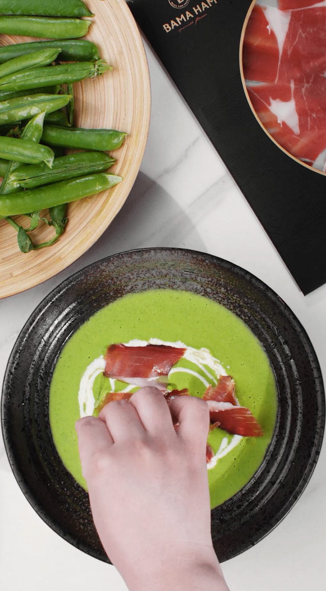 將上述擺盤的食材依個人喜好適量點綴即可。