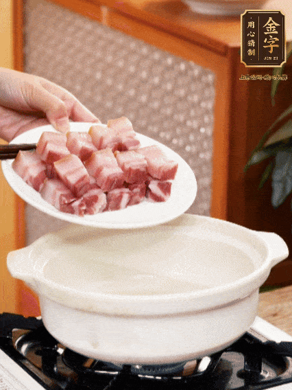 鍋內(nèi)倒油，下咸肉微微煸炒，再放排骨炒一下