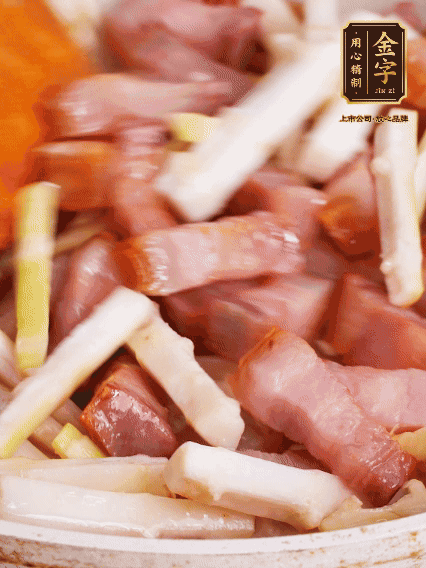 少許油煸香咸肉，下春筍翻炒均勻