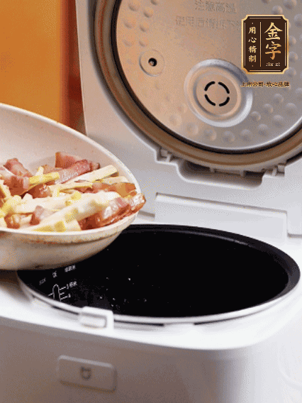 和洗凈的大米一起倒入電飯煲，攪拌均勻。水剛好沒過大米