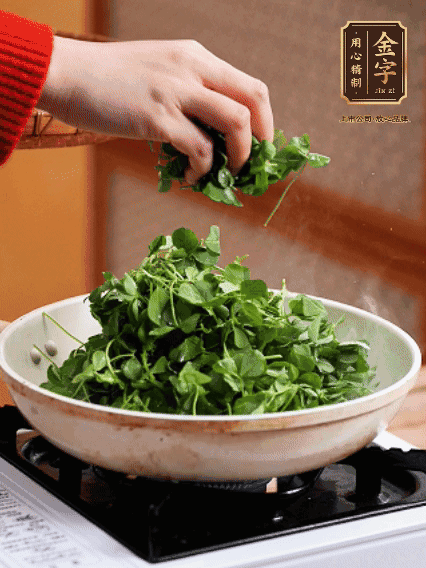 草頭摘洗干凈，撒上鹽，噴一點高粱酒，油熱后，旺火炒20秒