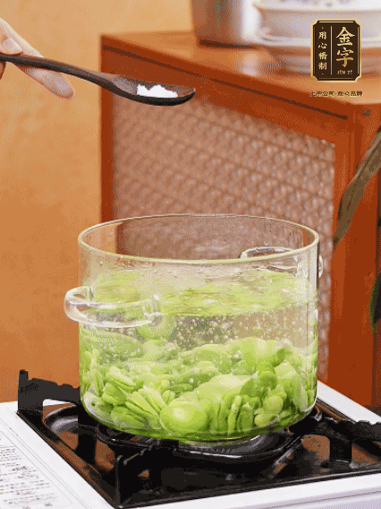 蠶豆剝?nèi)ネ鈿?，加鹽焯水30秒