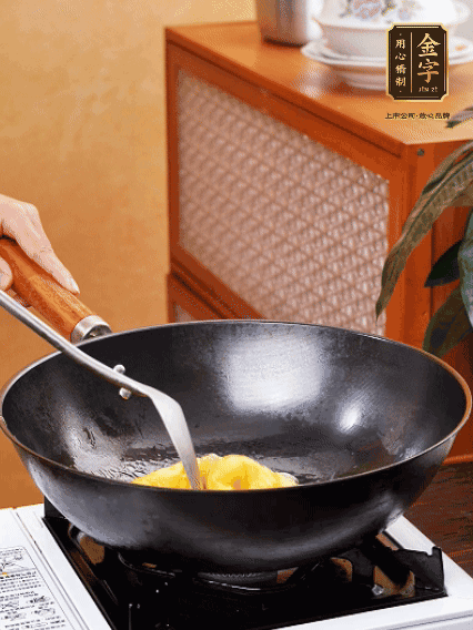 熱油，下雞蛋液煎好，盛出備用