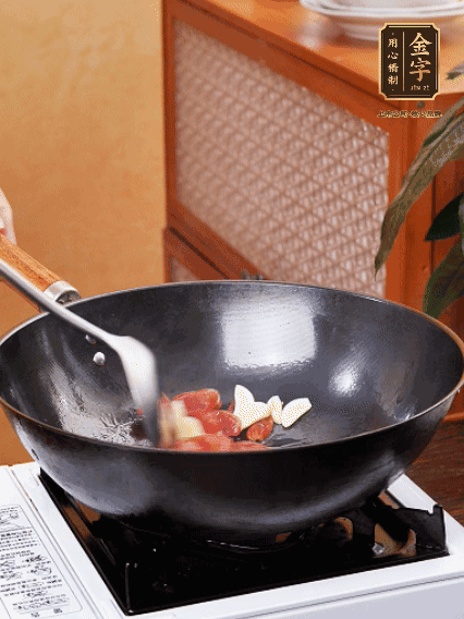 熱油，香腸微微煸出香味，加蒜片、小米辣