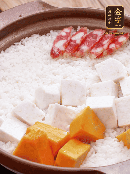 砂鍋涂油，放入泡好的大米。鋪上芋頭、南瓜，倒入開水剛好沒過，中火煮到水收干