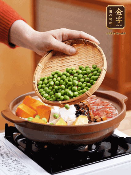 再鋪上臘腸、醬油肉、豌豆，小火煲6分鐘