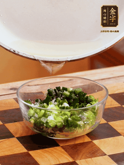 姜末、蔥末加鹽，潑熱油做成蔥姜醬