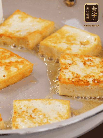 豆腐切片，兩面煎一下備用；春筍切段