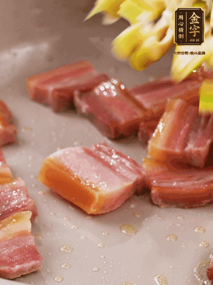 再放春筍翻炒一下，倒入砂鍋中，加適量的熱水，大火燜煮6分鐘