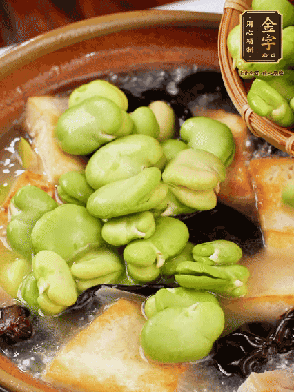 最后可以放豆瓣、木耳煮熟，依照個(gè)人口味加點(diǎn)鹽調(diào)味