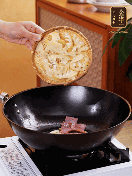 油熱，下蒜末、火腿煸炒出香味，再下筍片微微翻炒