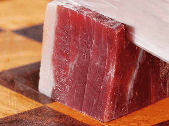 金字火腿去皮切片，溫水浸泡5分鐘