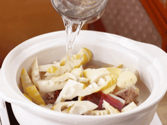 砂鍋中依次放入姜片、雞肉、春筍、火腿，加入足量的水，大火燒開后，轉(zhuǎn)小火燉40分鐘