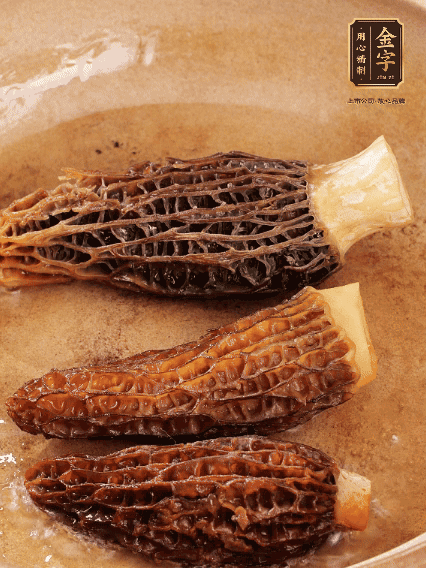 少許油，新鮮羊肚菌煎香