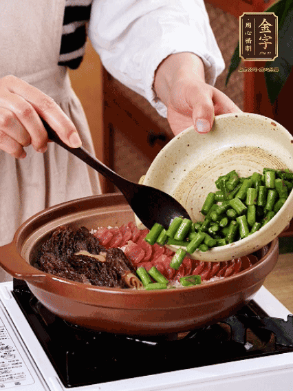 鋪上金字香腸、羊肚菌、蘆筍，蓋蓋子燜7分鐘