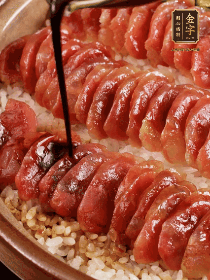 淋上醬汁攪拌均勻
調(diào)一個(gè)醬汁：生抽2匙、老抽半匙、蠔油半匙、白砂糖1/3匙、雞精1/3匙、香油5滴、水1匙