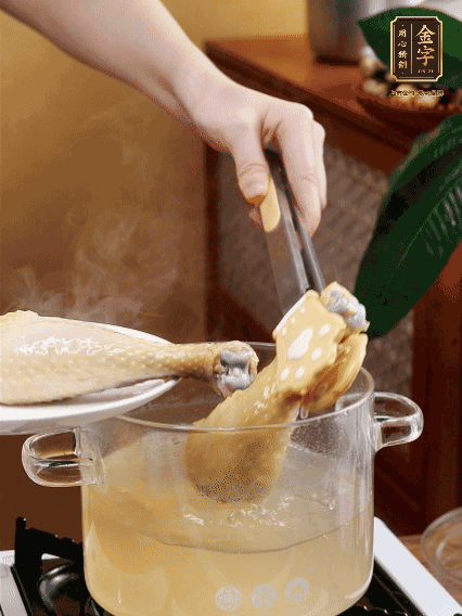 雞腿冷水下鍋，加蔥姜焯水，洗凈備用