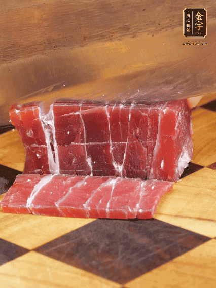 金字飄香火腿塊切片，溫水浸泡5分鐘