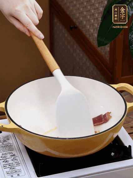 油熱，姜絲、火腿微微煸出香味