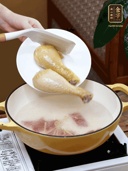 倒清水，放雞腿，大火煮開轉(zhuǎn)中小火煮20分鐘