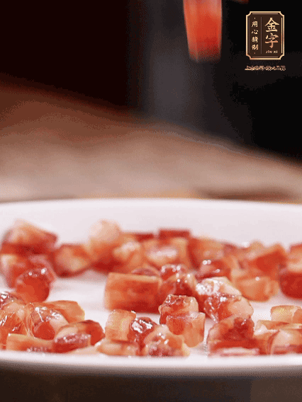 金字迷你小香腸切小段，煎出肉香