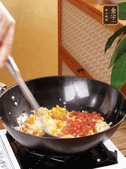 放隔夜飯攪散，加香腸，1勺生抽、半勺鹽調(diào)味。最后撒蔥花