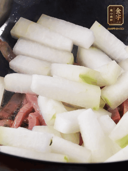 再下冬瓜微微煸炒，加一小碗水，中小火煨5分鐘