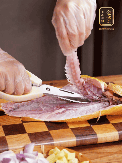 黃魚處理干凈，對半片開去骨，泡入蔥姜水、料酒、鹽調(diào)成的料汁中浸泡15分鐘，擦干水分