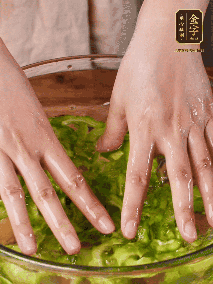 苦瓜去瓤切片，用鹽腌20分鐘，反復(fù)洗凈去苦味